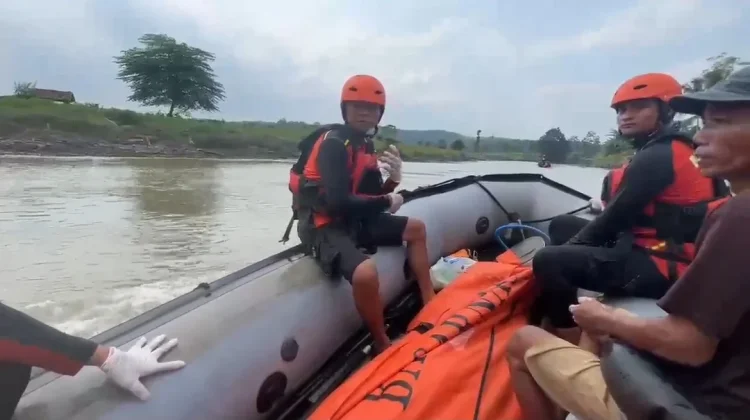 Dua Remaja Tenggelam di Sungai Pringsewu Ditemukan Meninggal