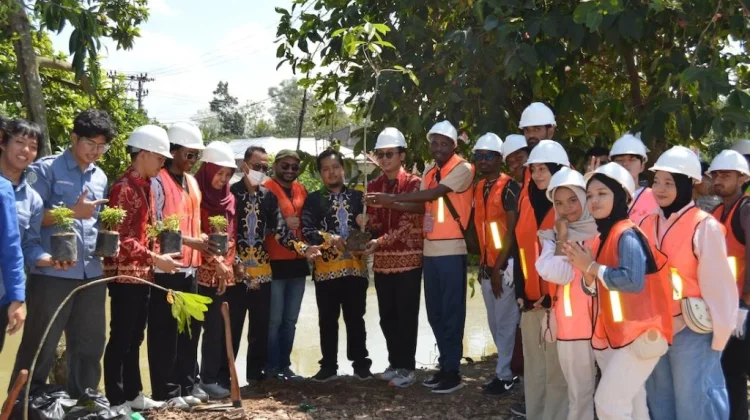 Mahasiswa Internasional Terapkan Ecobrick untuk Infrastruktur Desa