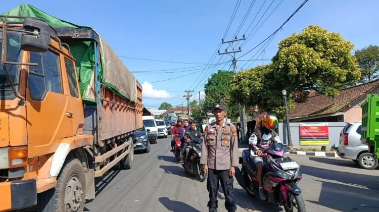 Polisi Atur Lalu Lintas di Jalur Lintas Liwa Cegah Kemacetan SPBU