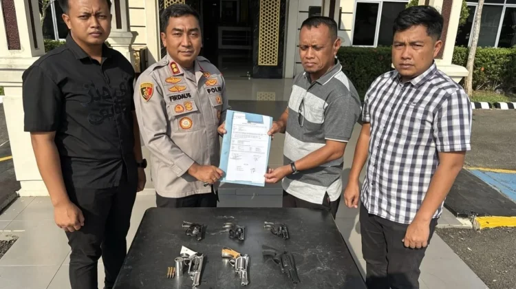 Sembilan Senpi Rakitan Diserahkan Warga kepada Polres Mesuji