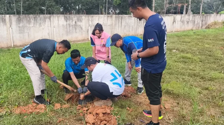 PLN UP3 Metro Tanam Pohon Buah Peringati Hari Lingkungan Hidup Sedunia