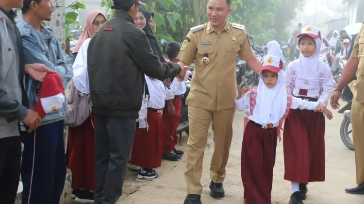 Bupati Lampung Barat Ikut Gerakan Ayah Mengantar Anak di Hari Pertama Sekolah