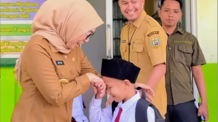 Bupati Way Kanan Pantau Langsung Gerakan Ayah Mengantar Anak Sekolah