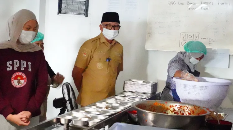 Gubernur Lampung Tinjau Pelaksanaan MBG di Hari Pertama Sekolah