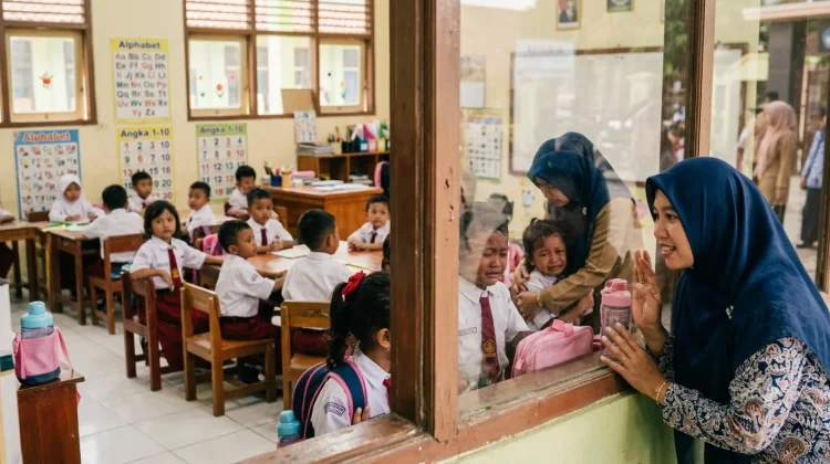Tips Atasi Separation Anxiety Anak saat Mulai Masuk Sekolah