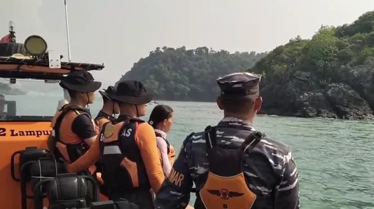 Tangis Ibu Pecah Iringi Hari Kelima Pencarian Korban Jatuh dari Kapal Batu Mandi