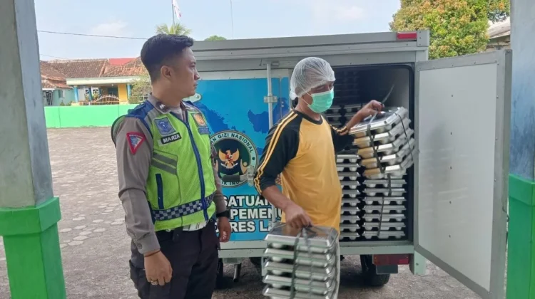 Satlantas Polres Lampung Utara Kawal Distribusi MBG ke Sekolah