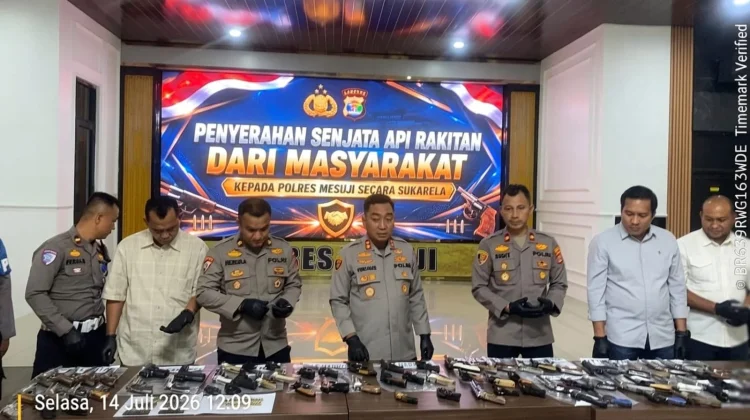 Warga Mesuji Serahkan 80 Senjata Rakitan Sukarela