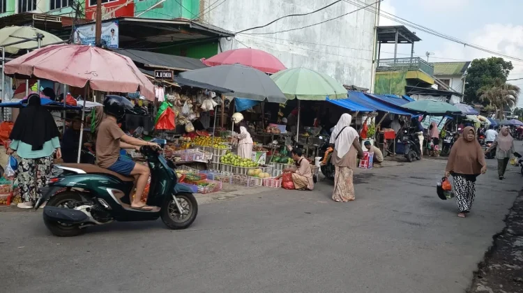 Suasana Hiruk Pikuk  dan Warna - Warni di Pasar Tempel, Jalan Garuda Kemiling