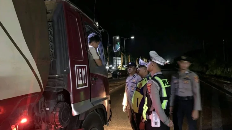 Polisi Mesuji Beri Teguran Pengendara di Jalan Lintas