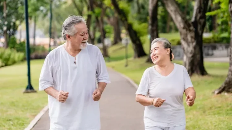 Jalan Kaki Setiap Hari, Manfaat Besarnya untuk Lansia