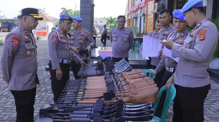 Propam Polda Lampung Cek Senjata Api Personel Polres Metro