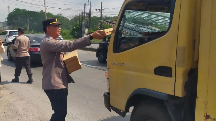 Polsek Labuhan Ratu Pererat Kedekatan dengan Masyarakat lewat Jumat Berkah