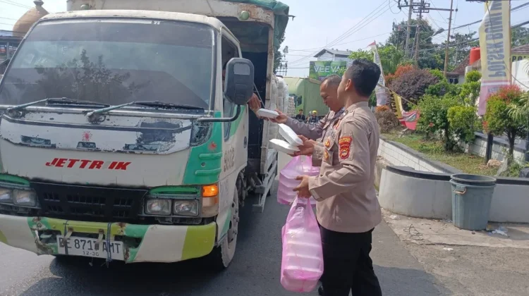 Polsek Bumi Waras Tebar Kepedulian lewat Jumat Berkah