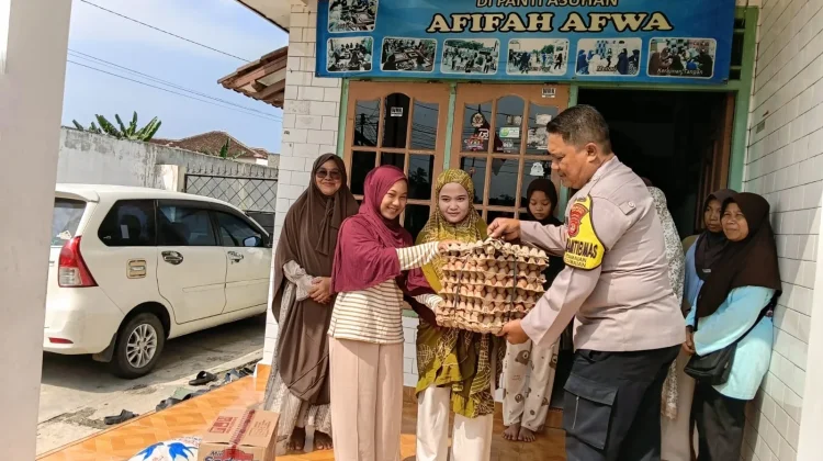 Polsek Tanjung Karang Timur Serahkan Sembako ke Panti Asuhan