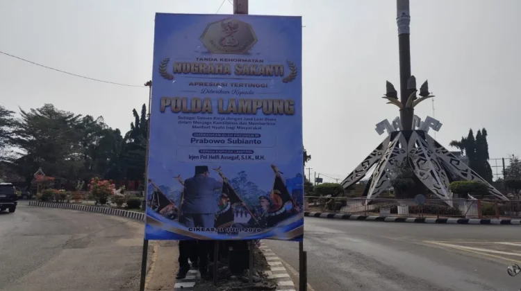 Polres Lampung Utara Pasang Banner Apresiasi Tanda Kehormatan Nugraha Sakanti
