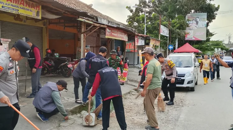 HUT Kodam XXI Radin Inten, TNI-Polri Kompak Gelar Karya Bhakti di Pasar Perumnas
