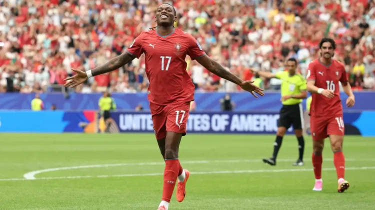Rafael Leao Diminati Dua Raksasa Turki, Milan Tetap Keras