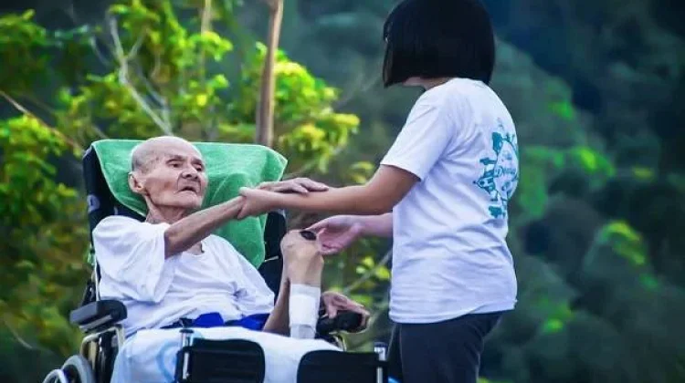 Tips Mengelola Penyakit Kronis agar Lansia Tetap Mandiri