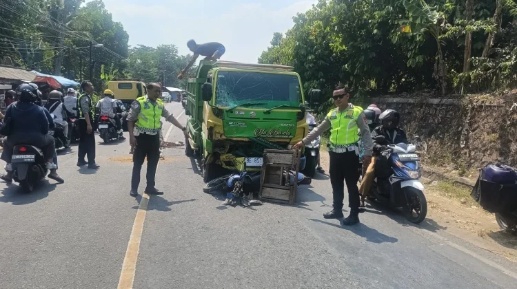 Nyalip di Tikungan, Pemotor Tewas Tabrak Truk Pasir di Pringsewu