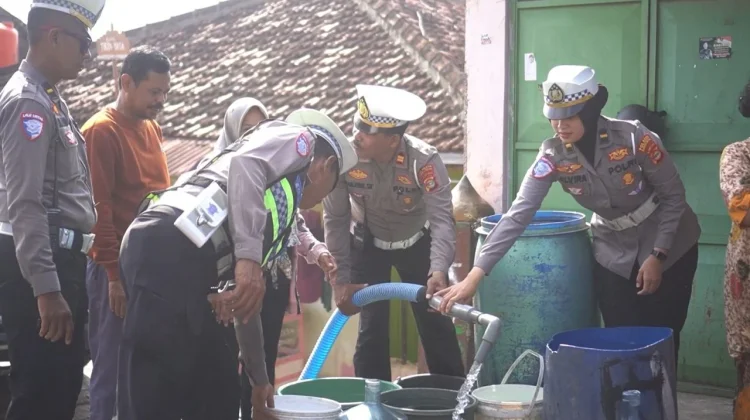 Polresta Bandarlampung Salurkan Air Bersih untuk Warga Terdampak Kemarau