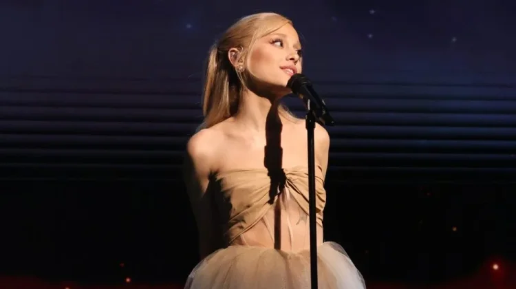 Ariana Grande Gugat Hacker Pembobol Musik Rahasianya