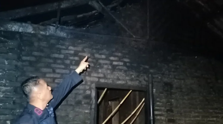 Respon Cepat Personel Batalyon B Pelopor Padamkan Kebakaran Rumah Warga