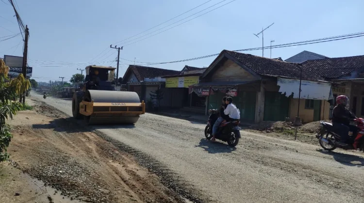 Perbaikan Jalan Ruas Kalirejo - Padang Ratu Semakin Dikebut