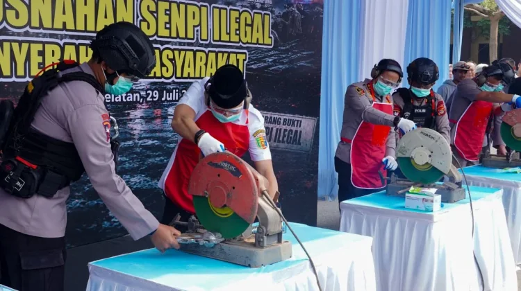Polda Lampung Musnahkan Ratusan Senjata Api Rakitan Hasil Penyerahan Warga