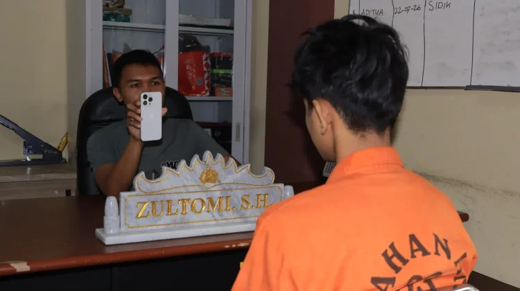 Hadiahkan iPhone Curian ke Pacar, Pemuda di Pringsewu Dibekuk Polisi