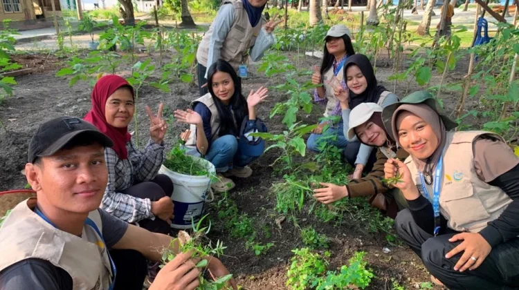 Desa Pulau Pahawang Terima Peralatan Pengolahan Pupuk Organik