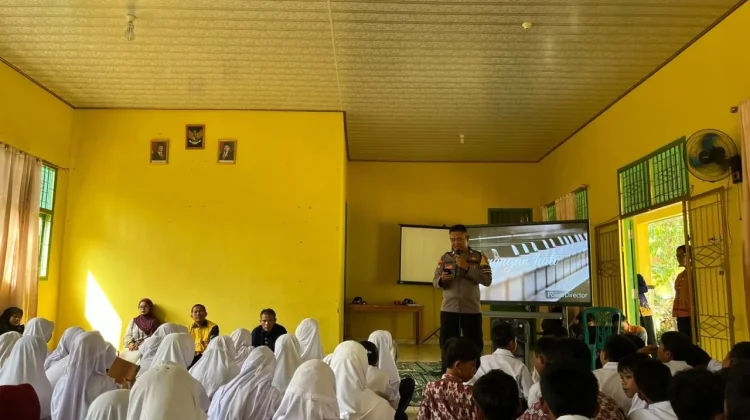 BPolsek Gunung Agung Berikan Penyuluhan Kenakalan Remaja di SMP Negeri 13