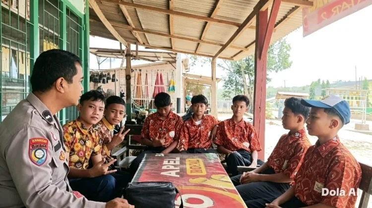 Bhabinkamtibmas Polsek Tanjung Raya Beri Pembinaan Kepada Anak Sekolah