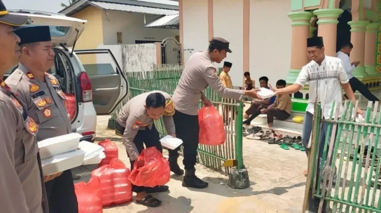 Wujud Kepedulian dan Kebersamaan, Polsek Seputih Raman Bagikan 400 Nasi Kotak