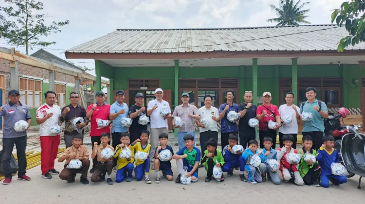 PSSI Lampung Tuntaskan Penyaluran 700 Bola Program FIFA Sekolah