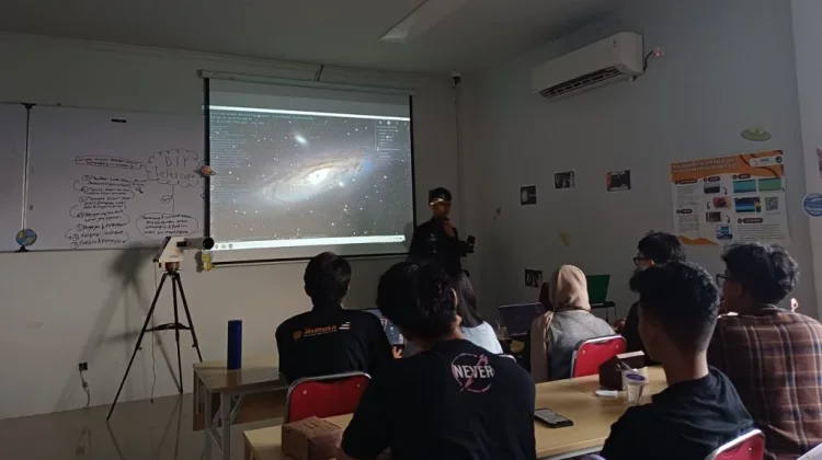 Peserta Antusias Mengabadikan Galaksi Bima Sakti Lewat Astrofotografi