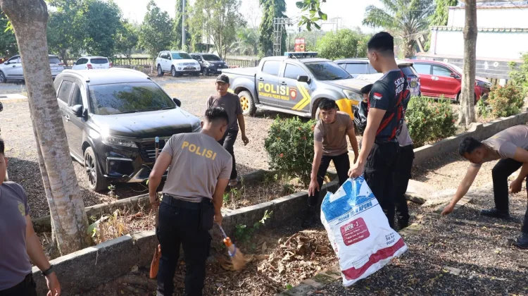 Polres Mesuji Bersihkan Selokan dan Ruas Jalan