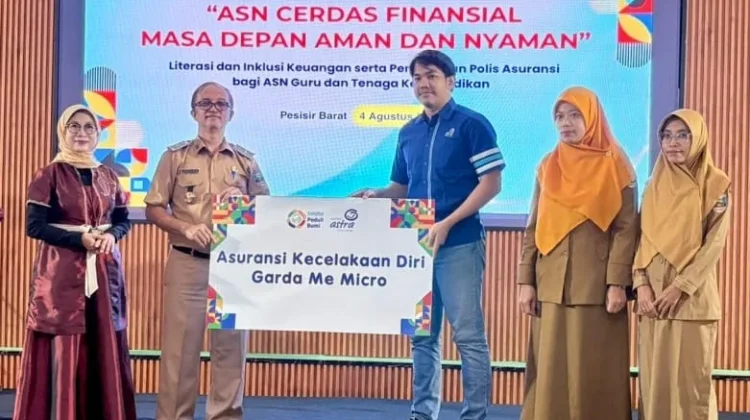 OJK Serahkan 150 Polis Asuransi Jiwa bagi Guru dan Tenaga Pendidik di Pesisir Barat