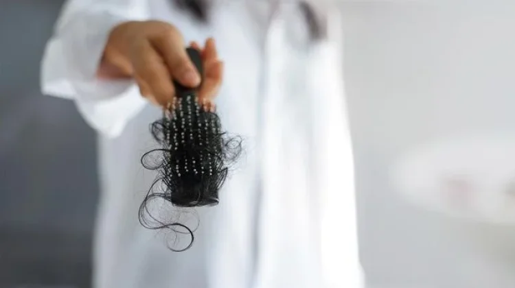 Keramas dan Sisiran Bikin Rambut Rontok, Ketahui Batas Normalnya
