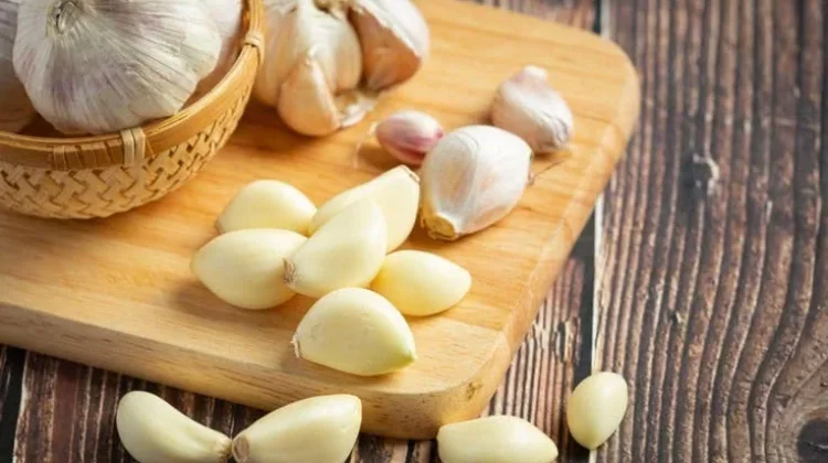 Penderita Maag hingga GERD Sebaiknya Hindari Bawang Putih Mentah