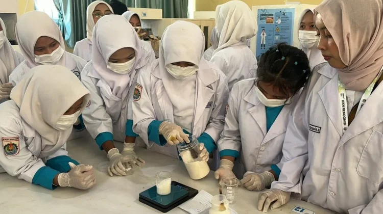 Pelatihan Body Scrub Kopi Tingkatkan Keterampilan Wirausaha Siswa Farmasi