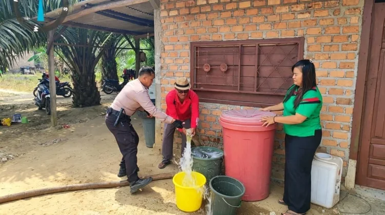 Warga Labuhan Permai Terbantu Pasokan Air Bersih dari Polres Mesuji
