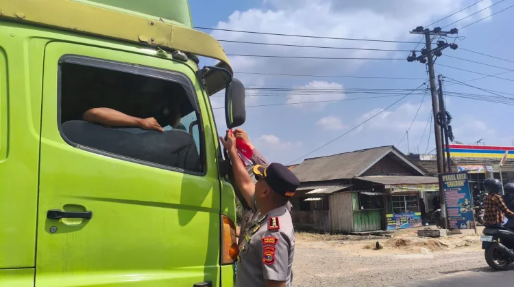 Bendera Merah Putih Dibagikan untuk Pengendara