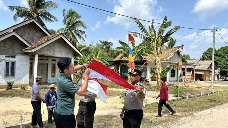 Kapolres Mesuji Perkuat Nasionalisme lewat Pembagian Bendera