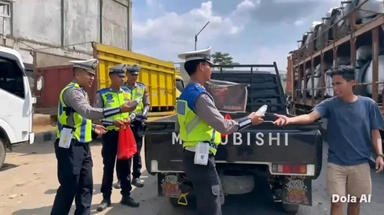 Satlantas Mesuji Bagikan Nasi Kotak untuk Pekerja