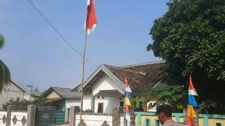 Bhabinkamtibmas Mesuji Bagikan Bendera ke Warga