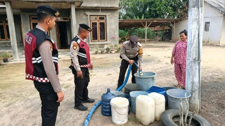 Polres Mesuji Salurkan Air Bersih untuk Warga