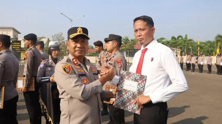 Kapolres Mesuji Beri Penghargaan Personel Berprestasi