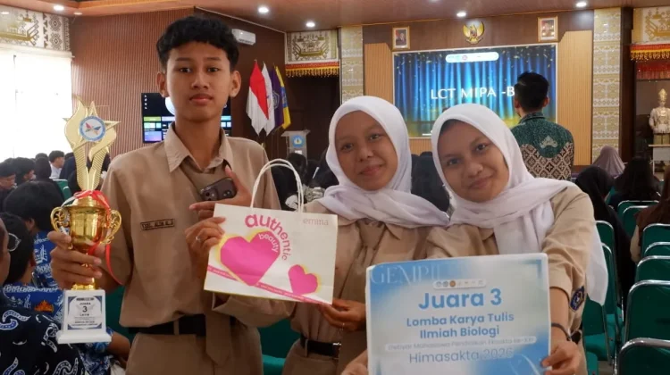 Harumakan Nama Sekolah, Delegasi Sekolah SMA Negeri 1 Bangunrejo Sabet Juara 3 LKTI