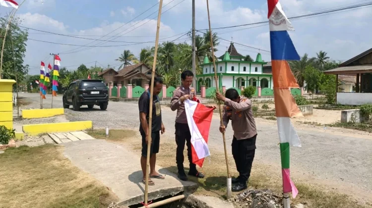 Sat Binmas Mesuji Pasangkan Bendera Merah Putih di rumah Warga